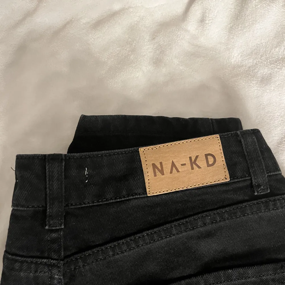 Superfina mörka NA-KD jeans med slits längst ner, raka i passformen!! Passar långa, är 174 cm och jeansen går ner hela vägen!! Köpta för 500kr. Hör av er för fler bilder m.m🫶🏼. Jeans & Byxor.