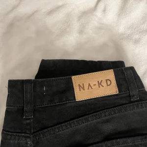 NA-KD jeans  - Superfina mörka NA-KD jeans med slits längst ner, raka i passformen!! Passar långa, är 174 cm och jeansen går ner hela vägen!! Köpta för 500kr. Hör av er för fler bilder m.m🫶🏼