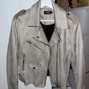 Mocka jacka beige  - Mocka jacka beige  Storlek M Knappt använd  