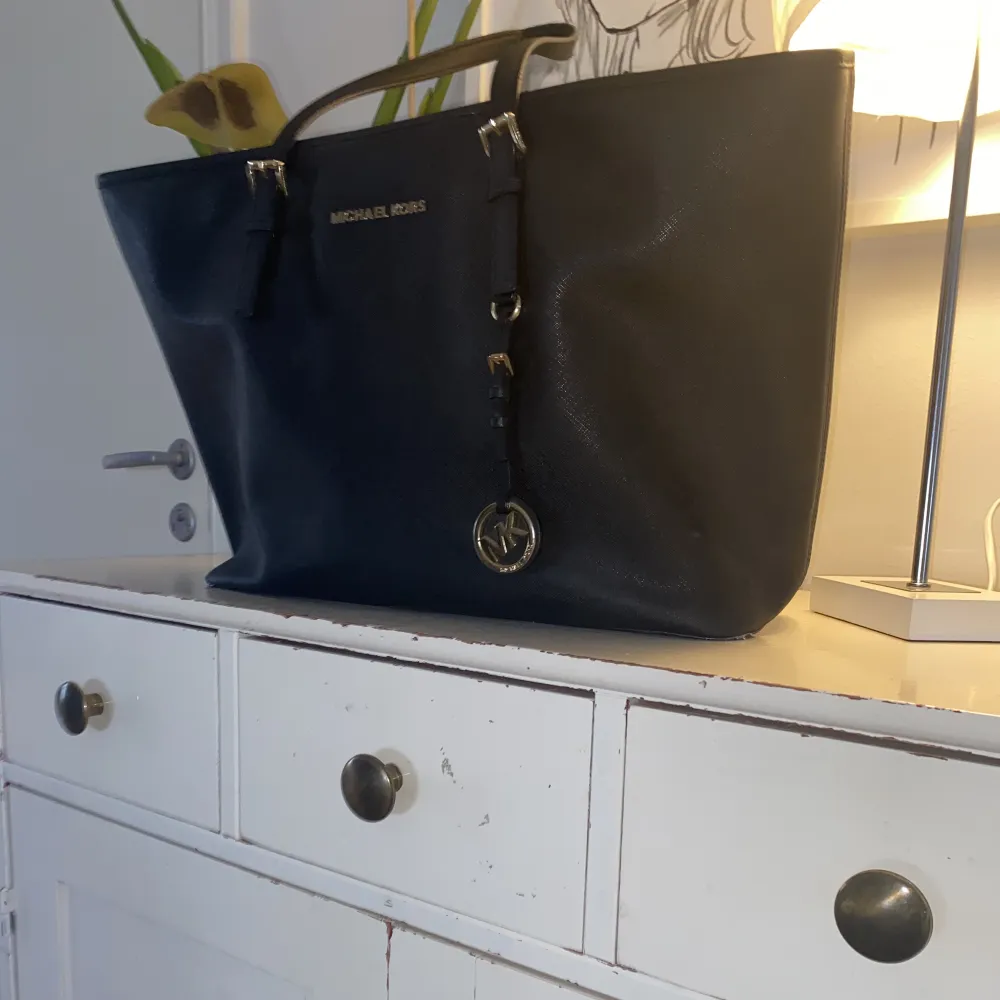 Säljer denna Michael kors väskan, den är hel men lite sliten vid handtaget. Kontakta mig så skickar jag fler bilder om så önskas:))Kommer skickas direkt den är såld💓💓. Väskor.