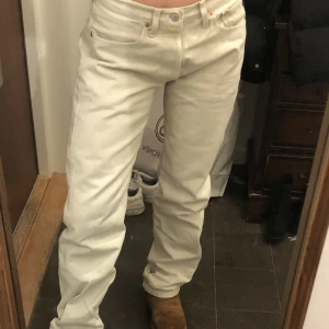 Levis 501 - Vintage 501:or i en beige färg. Perfekt till vår och sommar!  Jag har vanligtvis storlek 26/30 för referens. 