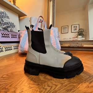 Hej, säljer mina supersnygga chealsea boots i storlek 39.  kommer från märket Pavement men liknar de från Ganni. 400kr