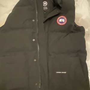 Canada goose väst  - Strl M Cond 8/10 Pris 2000kr Vid fler bilder/frågor hör av er i dm