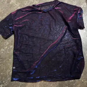 Lila skimmrande mesh t-shirt, strl xs men oversized, oanvänd. 40 kr 🥰