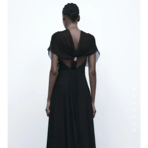 Zara klänning - ”Lång capeklänning limited edition” säljer denna slutsålda klänningen från zara som inte kommer komma in igen. Helt oanvänd med lappen kvar! Orginal pris 1295kr säljer för 1000. 