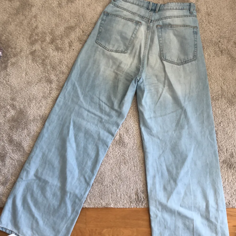 Wida Jeans från Lindex i fint skick. Ordinarie pris 600. Jeans & Byxor.