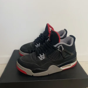 Jordan 4 Bred - Jordan 4 Bred 2018. Köpta i USA 2020. Kan också bytas mot Jordan 11, Jordan 3 i storlek 39-40. Klassisk modell, svåra att få tag på. Använda men fortfarande bra skick. Lite slitage på backsidan (Bild 3) 