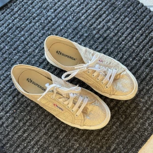 Superga sneakers guld - Säljer dessa superga sneakers i guld❤️❤️ använda endast en gång, bra skick! 