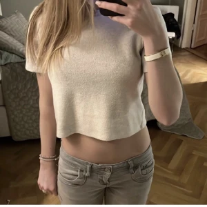 Stickad t-shirt - Så snygg tröja från zara i bra skick, (lånade bilder) köparen står för frakt ❤️