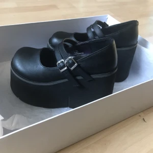 Demonia kera-08 US size 6 - Säljer mina Demonia Kera-08! I bra skick och köpta för 1400kr. Skostorleken är enligt US 6.  kan mötas upp i stockholm, annars står du för frakten :)