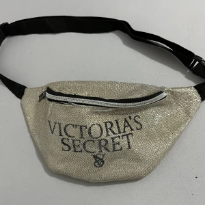 Viktorias secret - En kopia av viktorias secret väska. Aldrig använd. Kan gå ner i pris vis snabb affär. Köparen står för frakten 💕