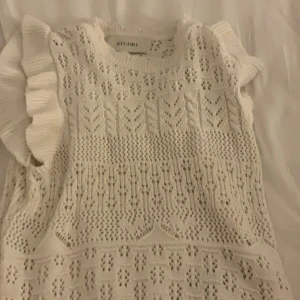 Volang topp - Fin stickad Volang topp från only storlek small 50kr+frakt står ej för postens slarv så inga returer❤️