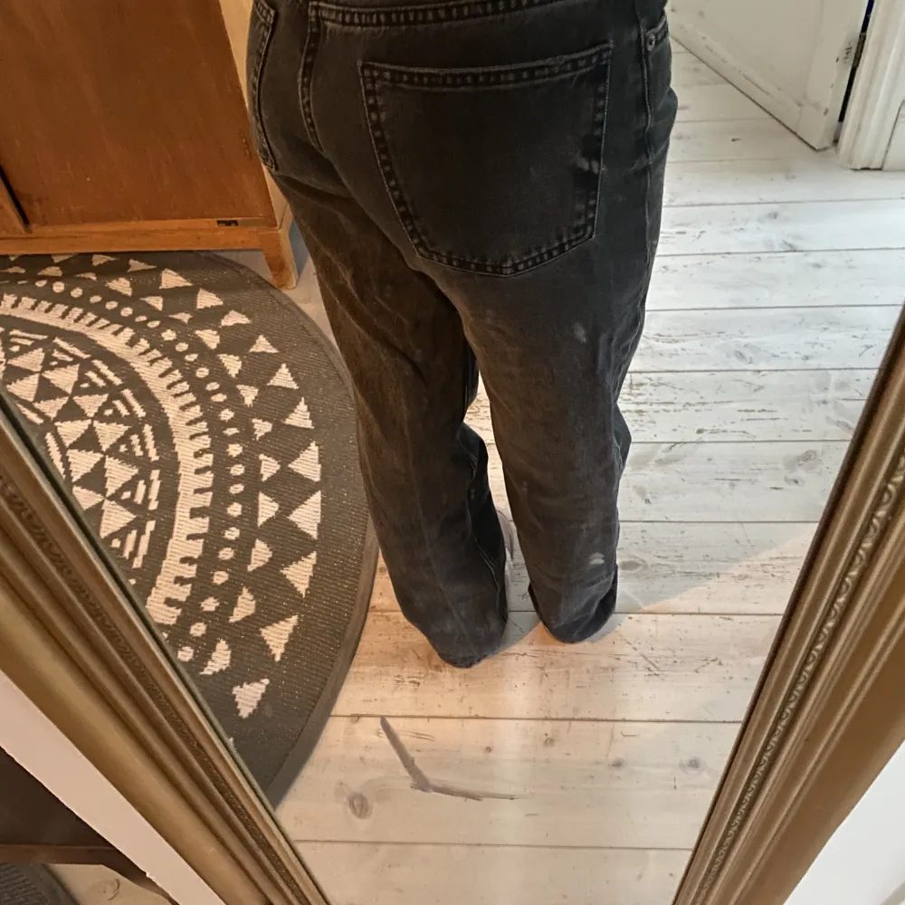 Svarta Straight jeans från ZARA.  Köpta för 1år sedan när dom var trendiga. Har använt några gånger men inga defekter.. Jeans & Byxor.