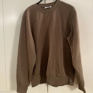 Weekday brun tröja - Brun tröja från Weekday, använd några gånger men i bra skick.