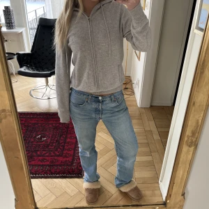 Soft goat hoodie - Grå cashmere zip hoodie från Soft Goat. Jätte bra skick! Inte alls noppig eller liknande. Stl S från man avdelningen. Motsvarar tjej S/M. Nypris 2 795kr