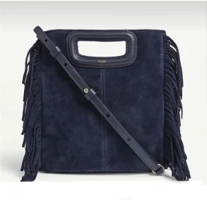 MAJE VÄSKA  - Säljer denna as snygga väska ifrån maje. Kommer ej till användning tyvärr..🛍🛍använd en del men inga synliga märken på utsidan av väskan. Inne är de lite smink som lätt går att få bort💓💓båda banden kommer med. Skriv för intresse!!(LÅNADE BILDER)❤️❤️