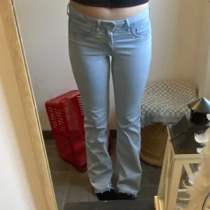 Lågmidjade jeans  - Säljer dessa skitsnygga jeans från hm som är i mycket gott skick.❣️