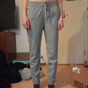 Mjukis kostym byxor  - Gråa mjukis konstym byxor storlek 34 passar i längd mellan 150-160 man kan ha dom som low waist o High waist 
