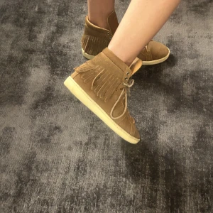 YSL skor  - Intressekoll på dessa skor från YSL, skitsnygga och trendiga 💕💕bud från 2500