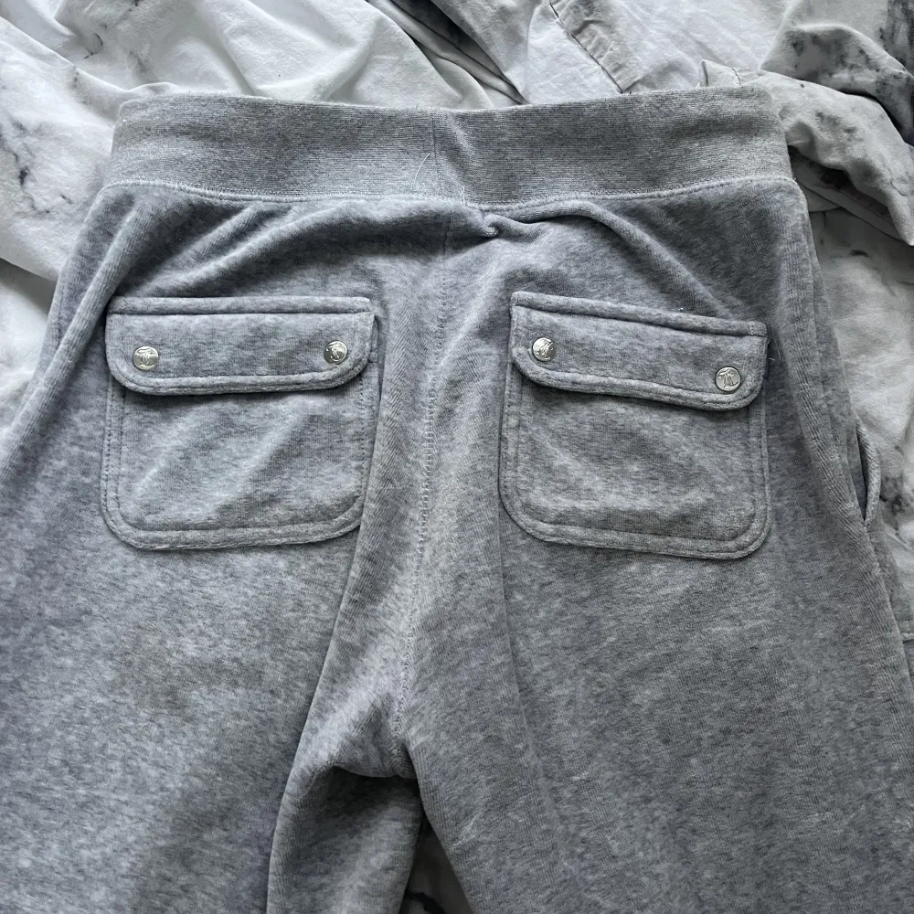 Ett par gråa juicy byxor i bra skick. Nypris 1200kr pris kan diskuteras . Jeans & Byxor.