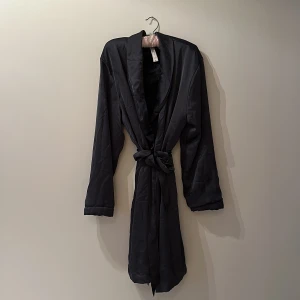 Silkes Morgonrock - Fin skön silkes morgonrock med alla hällor kvar och fint skärp. 