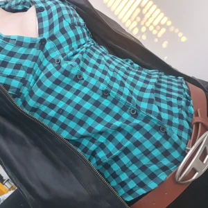 Allt i annonsen säljs jacka skärp skjorta - Denna annonsen gäller den gröna figursydda skjortan. Tunn och skön från h&m. Även skinnjackan och diesel skärp säljs i sina egna annonser i profilen <3