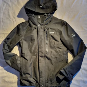 Dope skidjacka dam - Dope svart skidjacka. Storlek S, small. Använd 5 ggr. Nyskick. Fråga för mer info och bilder.