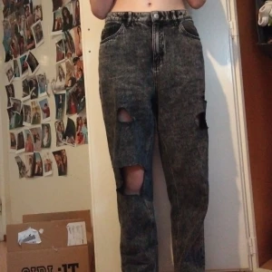 Jeans  - Gråa jeans, fått från kompis, använda av mig 1 gång o från kompis 4 storlek 170 men passar XS/S kan spännas in 