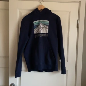 Patagonia Hoodie - Hoodien är i fint skick och är i storlek M.  
