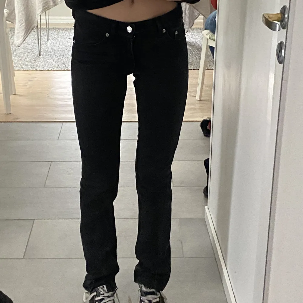 Lågmidjade svarta straight jeans🖤står ingen storlek men skulle säga att de passar en 32/34. Jeans & Byxor.