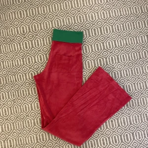 Sammetsbyxor  - Säljer mina egensydda rosa/gröna sammetsbyxor med mudd. Passar strl36. Lågmidjade , går att vika upp och ned mudd. Långa i benen