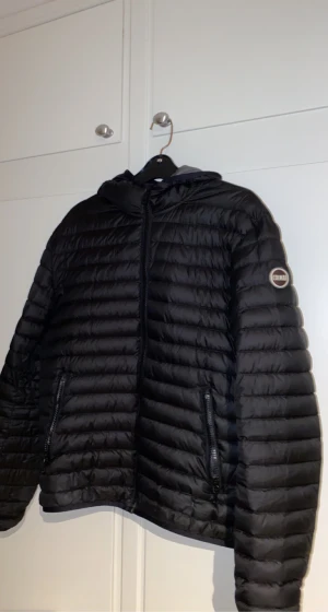 Colmar jacka svart storlek 48 - Säljer min colmar jacka som är köpt för 3600kr Condition 8/10 inga hål men har haft den i 1 och ett halvt år. Strl 48 motsvarar 