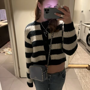 Randig kort kofta - Säljer denna så häftiga och trendiga randiga korta koftan från zara☺️ använd 1 gång och därför i helt nyskick! Kan änvöndas både i skolan och även på fester! 