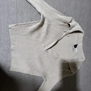 3 olika basic toppar - 1 beige pike topp 2 blå basic tröja 3 vit basci tröja  50kr styck