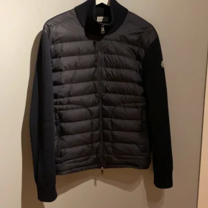 Moncler cardigan - Säljer nu min moncler cardigan i strl M färg blå. Skick 9/10 inga hål eller någonting qr kod finns och kan skicka mer bilder om det önskas