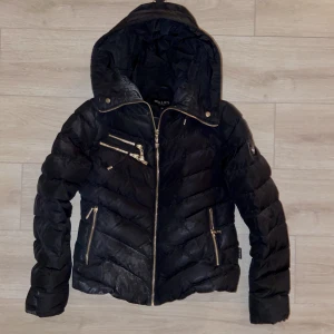 Hollies jacka - Jacka från Hollies, använd rätt frekvent men inget synligt slitage, det som syns på bild är endast damm från att den legat i låda ett tag. 