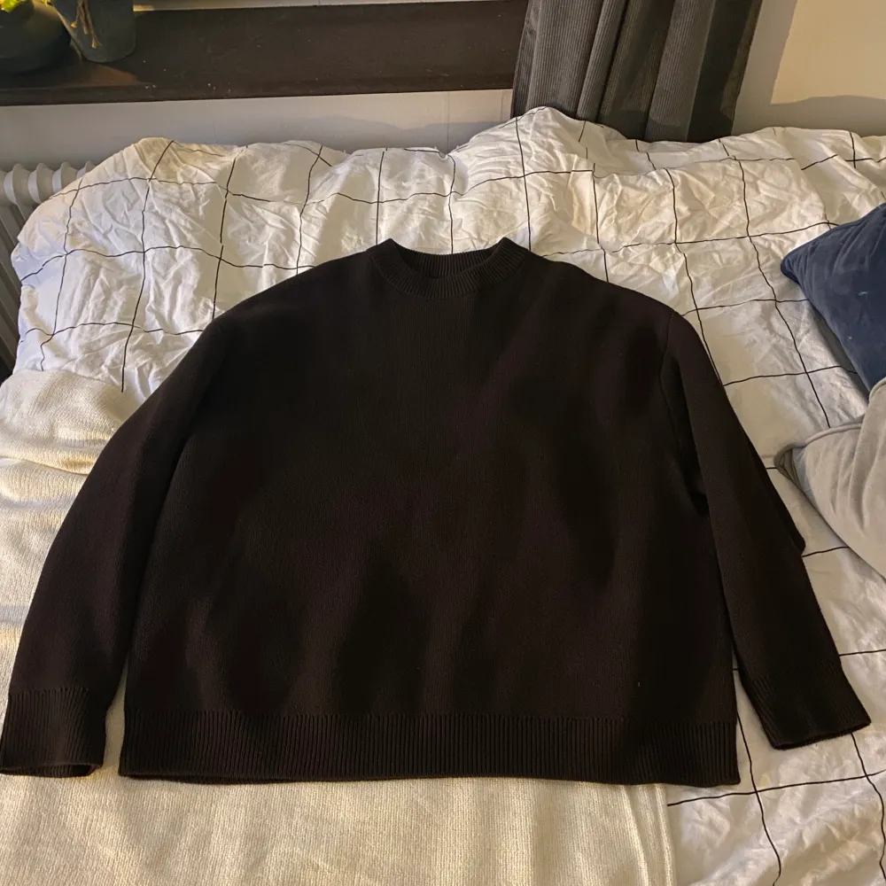 En weekday sweatshirt/kofta i storlek L. Väldigt fint skick.. Neuletakit & Villapaidat.