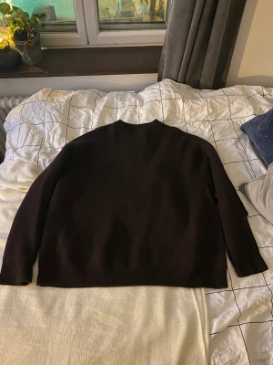 Weekday Sweatshirt - En weekday sweatshirt/kofta i storlek L. Väldigt fint skick.