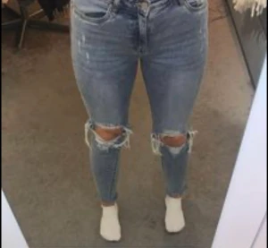 Mycket snygga ripped jeans  - Ripped jeans, ljus denimblå (färgen stämmer bäst överens med verkligheten på första bilden), R.DISPLAY DENIM. Mycket fint skick. Storlek 38. Nypris: 499 kr.   Kan skickas om köparen betalar frakten.