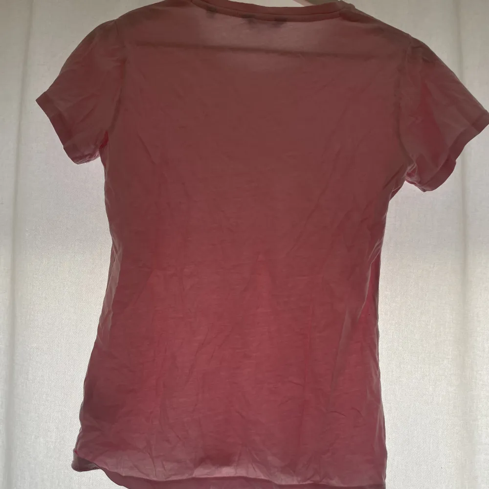 Gant T-shirt, rosa, nypris 400kr. T-shirts.