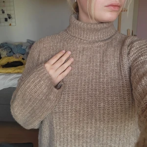 Beige stickad tröja  - Beige stickad tröja ifrån Trendyol!🤎 Använd några gånger, men i fint skick 