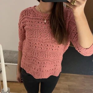 Rosa stickad tröja💖 - Såå snygg! Fint skick💖Passar till mycket🙏🏽Sitter snyggt oversized