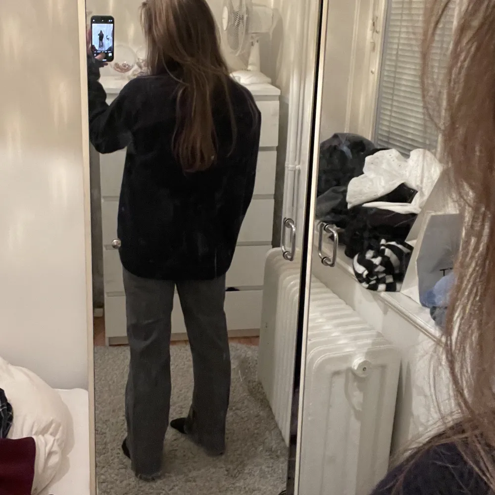 Raka jeans från zara i jättefin grå färg! Använda fåtal gånger🥰 . Jeans & Byxor.