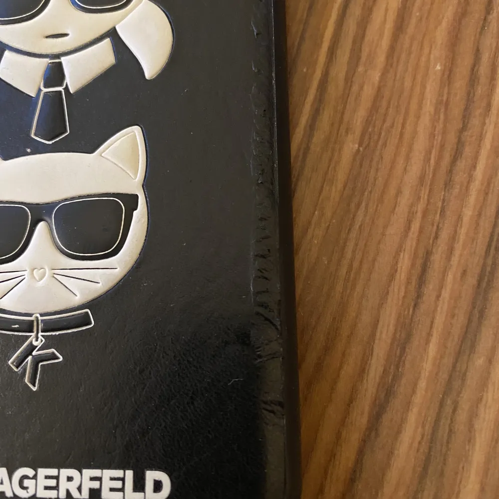 Karl Lagerfeld iPhone 11 PRO MAX skal. Liten defekt på sidorna syns på bild 2 och 3 . Accessoarer.