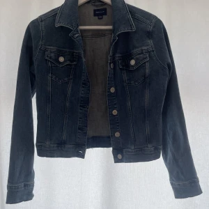 Jeansjacka gant - Jeansjacka från gant, nypris ca 800kr, använd en gång på foto, 