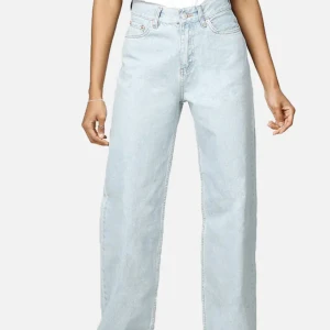 Utsvängda jeans   - Utsvängda ljusa jeans från junkyard, sitter super super snyggt i rumpan! Det är i modellen wide leg jeans i strl 27 som var väldigt populära för ett tag sen 💖 använda vara några få gånger så är i bra skick. Köpta för 499kr. 