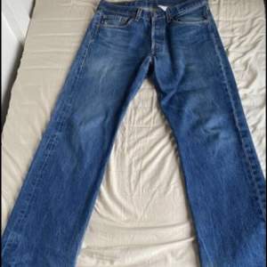 Levis jeans i mörkblå som funkar för både tjejer och killar, som är i bra skick förutom ett litet hål i nedre regionen som lätt går att lagas, syns inte alls när man har på dem:) Skriv för fler bilder🫶🏼