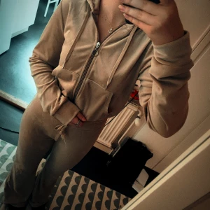 Mjukissätt från Gina Tricot - Jag säljer ett sätt (kofta & Byxor) I nyskick från Gina Tricot. Jag har aldrig använt dessa plag. Jag är 167 cm lång.