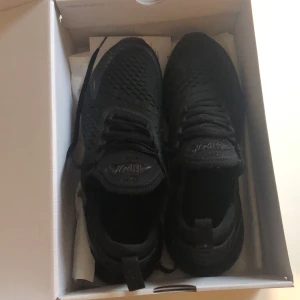 Nike 270 - Säljer nu min superfina 270s De är i storlek 43 och är använda 3 gånger 2 av gångerna är inomhus först till kvarn!!! 