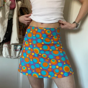 Vintage blå lila gul orange minikjol 60s 70s - Vintage blå, lila, gul och orange minikjol med mönster av cirklar 💛🧡💙💜 Så mycket 60/70-tals vibes! Perfekt statement piece till en enkel polotröja eller babytee! 🫶